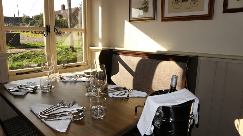 Cartwheel Inn, Dining