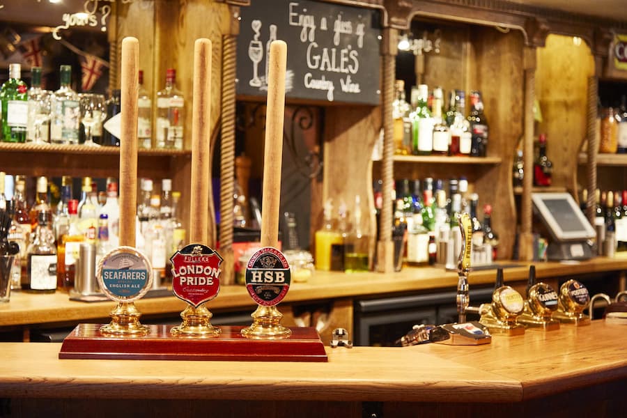 The Bat & Ball Inn, Bar